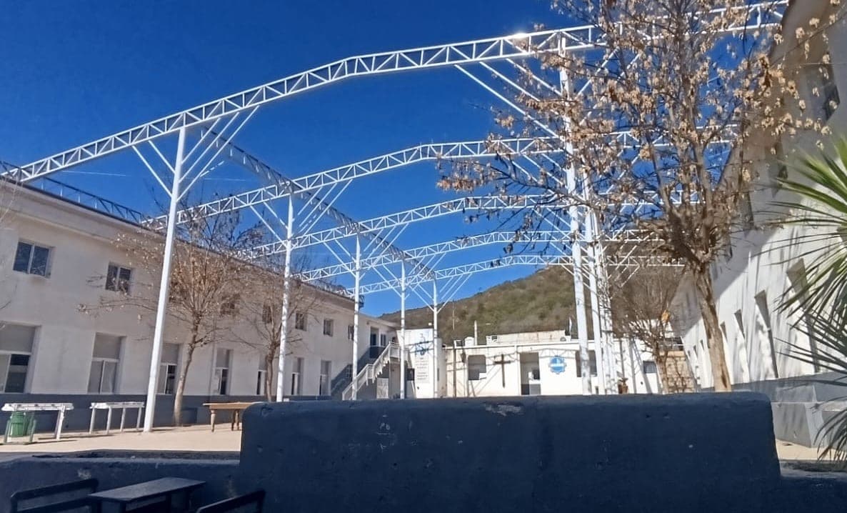 Estructura metálica del techo del patio en construcción